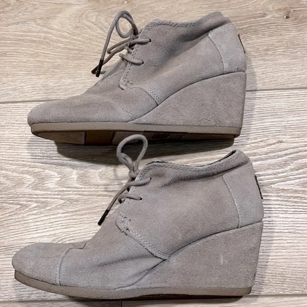 TOMS Taupe Suede Desert Wedge Booties Lace-Up Shoes Women’s 6.5
